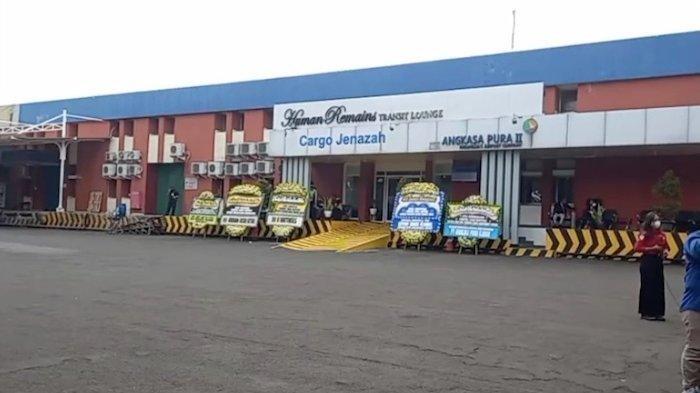 Jelang Kedatangan Jenazah Eril, Karangan Bunga Penuhi Kargo Jenazah Bandara Soetta