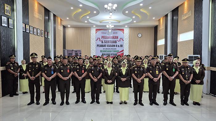 PELANTIKAN - Kepala Kejaksaan Tinggi Maluku Utara Sufari saat melantik para asisten hingga 7 Kepala Kejaksaan Negeri di wilayah hukum Kejaksaan Tinggi Maluku Utara, Senin (3/11/2025).