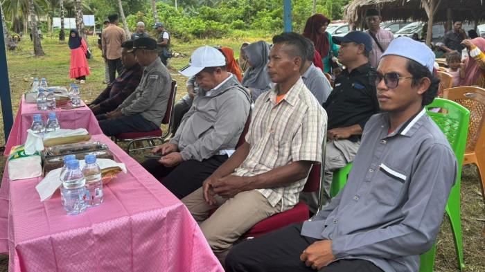 MOMEN: Wakil Bupati Halmahera Timur Anjas Taher (topi putih) saat menghadiri khitanan massal Pesantren Rimba SP4 Desa Patlean, Minggu (23/11/2025)