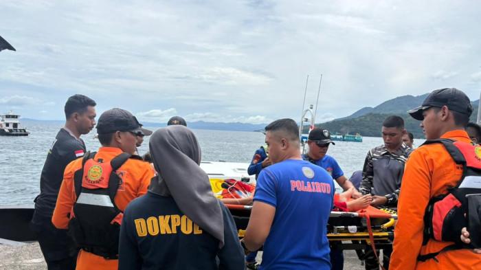 EVAKUASI - Proses evakuasi penumpang oleh tim SAR gabungan menuju ke Kota Ternate, Selasa (17/2/2026).