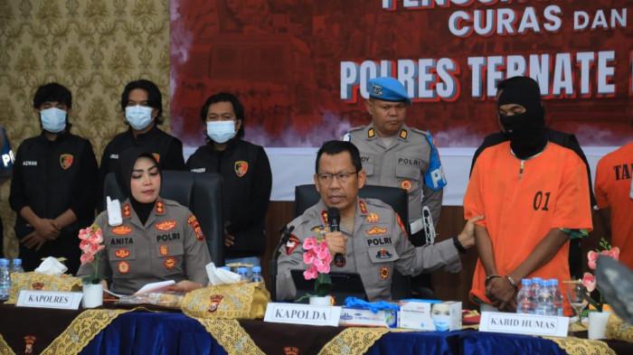 Foto konferensi pers kasus pencurian di Kota Ternate, Maluku Utara saat Kapolda Irjen Pol Waris Agono perlihatkan pelaku pencurian tiga toko di Kota Ternate, 27 Juli 2025 lalu. Update Rabu (5/11/2025), kasus ini siap disidangkan.