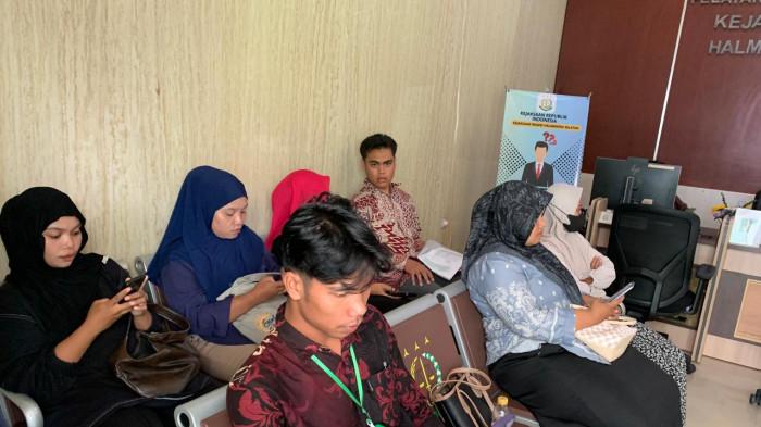 Tampak sejumlah mahasiwa STAIA Labuha duduk di loby Kantor Kejari Halmahera Selatan, Maluku Utara menunggu panggilan pemeriksaan, Kamis (21/5/2026).