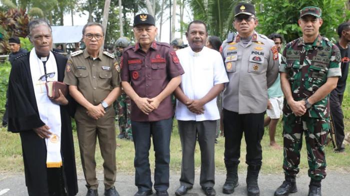 BENTROK: Foto bersama. Pertemuan tokoh agama dipimpin Wakil Gubernur Maluku Utara Sarbin Sehe yang didampingi Wakapolda Maluku Utara Brigjen Pol Stephen M Napiun dan Danrem 152 Baabullah Ternate Brigjen TNI Enoh Solehudin, Minggu (5/4/2026)