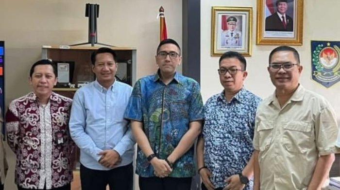 KUNJUNGAN - Kepala Bappeda Provinsi Maluku Utara, Sarmin S. Adam, bersama Kepala BPKAD Malut Ahmad Purbaya dan pejabat pendamping Abjan Sofyan, pose bersama usai koordinasi strategis di Pusat Data dan Informasi (Pusdatin) Kemendagri, Kamis (19/11/2025) Jakarta.