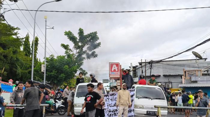 AKSI - Ratusan pelaku usaha dan pekerja di Pasar Dufa-Dufa, Kecamatan Ternate Utara, Kota Ternate, Maluku Utara menggelar aksi unjuk rasa, Kamis (26/2/2026). Mereka menuntut kejelasan kebijakan terkait perubahan rute operasional KM Cahaya Nusantara dan KM Queen Mary dari Pelabuhan Sultan Mudjafar Syah II ke Pelabuhan Ahmad Yani.