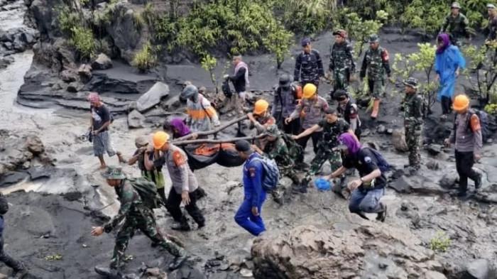 EVAKUASI KORBAN - Tim SAR gabungan menemukan satu dari tiga pendaki yang hilang saat erupsi Gunung Dukono dalam kondisi meninggal dunia. Korban diketahui bernama Angel, perempuan asal Papua, ditemukan dekat kawah dalam timbunan abu vulkanik, Sabtu (9/5/2026).