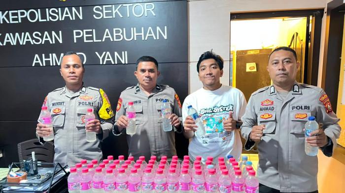 MIRAS - Polsek kawasan pelabuhan Ahmad Yani Ternate berhasil mengamankan puluhan botol minuman keras jenis cap tikus di kawasan pelabuhan Ahmad Yani, Kota Ternate, Senin (8/6/2026).