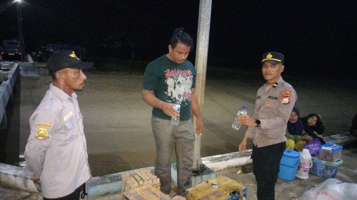 MIRAS - Polsek Siap Lede Polres Pulau Taliabu saat mengamankan 5 karton isi cap tikus dari dalam KM Graselia di pelabuhan Lede.