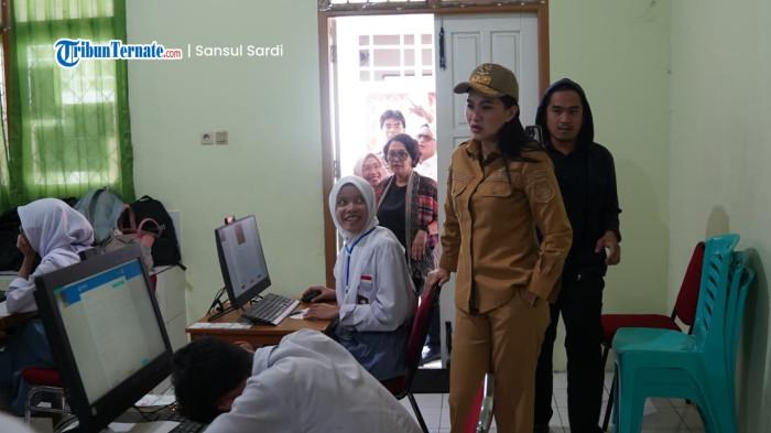 PROGRAM: Sekjen Kemendikdasmen RI Suharti bersama Gubernur Maluku Utara Sherly Laos dan Kepala Dinas Pendidikan lakukan monitoring pelaksanaan Tes Kemampuan Akademik (TKA) di SMA Negeri 10 Ternate, Senin (3/11/2025)
