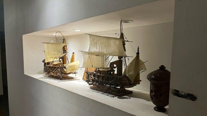 LIPUTAN WISATA - Miniatur perahu Kora-kora dan jenis perahu lainnya yang dipamerkan di Museum Rempah Ternate. Difoto pada Sabtu (15/2/2025).