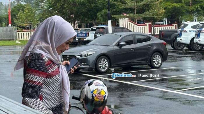 HUKUM - Nurlela istri dari Sekretaris Daerah (Sekda) Pulau Morotai, Muhammad Umar Ali datangi kantor Polda Maluku Utara yang beralamat di jalan Bhayangkara, Bukit Durian, Oba Utara Kota Tidore Kepulauan Ibukota Sofifi, Rabu (1/10/2025).
