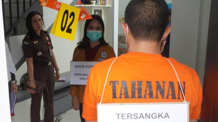 KDRT - Polres Ternate bersama Jaksa Penuntut Umum Kejari Ternate melakukan rekonstruksi ulang kasus yang melibatkan seorang oknum Brimob di Ternate, menurut Kapolres ada 16 adegan yang dilakukan pada rekonstruksi tersebut, Kamis (16/4/2026).