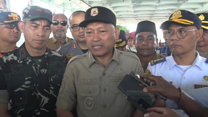 MUDIK: Wakil Gubernur Maluku Utara Sarbin Sehe sat bersedia diwawancarai awak media usai kunjungannya di Pelabuhan Fery Bastiong, Selasa (17/3/2026). Kunjungan ini untuk memastikan mudik lebaran berjalan lancar dan aman