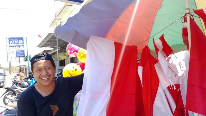 Pedagang di Halteng Sebut Bendera Piala Dunia 2026 Lebih Laris Dibanding Merah Putih
