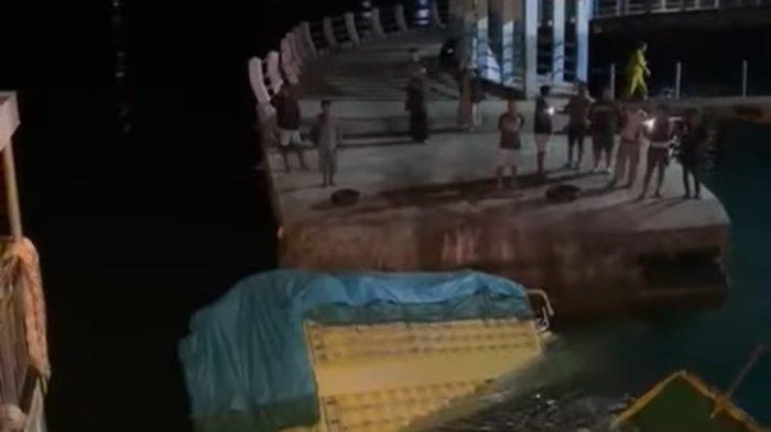INSIDEN - Sebuah truk bermuatan bahan bangunan dan sembako dilaporkan terjun bebas ke laut tepat di pelabuhan Ferry Galala Sofifi, Kecamatan Oba, Tidore Kepulauan, Maluku Utara, Rabu (4/2/2026).