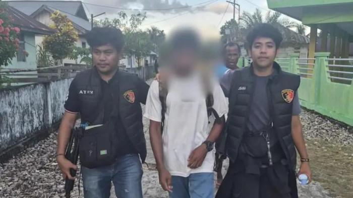 PENIKAMAN - Anggota Resmob Satreskrim Polres Kepulauan Sula, Polda Maluku Utara berhasil mengamankan seorang pria terduga pelaku penikam, Senin (20/4/2026).