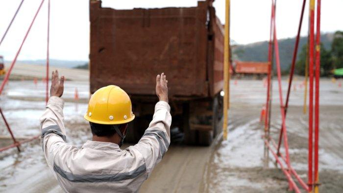 PELATIHAN - PT IWIP terus memperkuat pengembangan sumber daya manusia melalui program pelatihan operator alat berat dan pengelasan yang terbuka bagi peserta tanpa latar belakang pengalaman sebelumnya. Program ini menjadi bagian dari komitmen IWIP dalam menciptakan tenaga kerja kompeten dan berdaya saing, khususnya bagi masyarakat lokal dan regional, Rabu (4/2/2026).