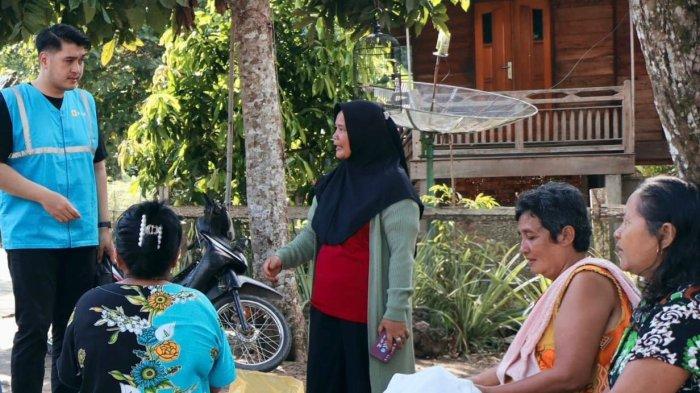 LAYANAN - Tampak warga Dusun 4 Sungai Putih, Desa Bandar Jaya, Musi Banyuasin sedang berbincang dengan petugas PLN. Para warga antusias menyambut hadirnya listrik di dusun mereka lewat Program Listrik Desa tahun ini.