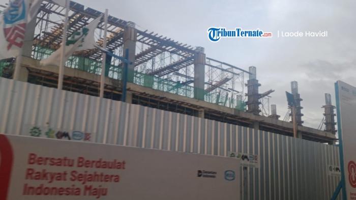 PROYEK: Tampak pekerjaan fisik RSUD Bobong tipe C di Pulau Taliabu. Dinas Kesehatan Pulau Taliabu akan mengirim 9 Tenaga Medis untuk menambah wawasan, yang disiapkan bertugas di RSUD Bobong. Foto: La Ode Havidl