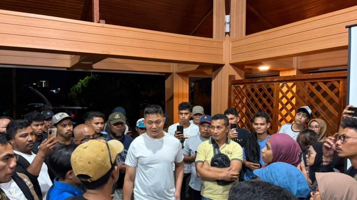 PEMBUBARAN NOBAR - Kegiatan nobar dan diskusi film dokumenter Pesta Babi di Benteng Oranje dibubarkan aparat TNI pada Jumat malam. AJI Ternate dan SIEJ Maluku Utara menilai tindakan tersebut sebagai bentuk intimidasi terhadap kebebasan berekspresi dan ruang demokrasi sipil, Jumat (8/5/2026).