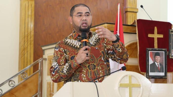 AGENDA: Bupati Halmahera Selatan Basaam Kasuba ketika memberikan sambutan dalam pembukaan Konferda XII AM-GPM Pulau-pulau Bacan di Gereja GPM Desa Tomori, Minggu (9/11/2025)