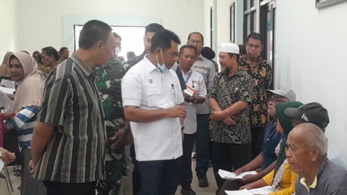 PELAYANAN: Bupati Halmahera Timur Ubaid Yakub saat memantau pemeriksaan kesehatan gratis di RSUD Maba, Jumat (2/1/2026)
