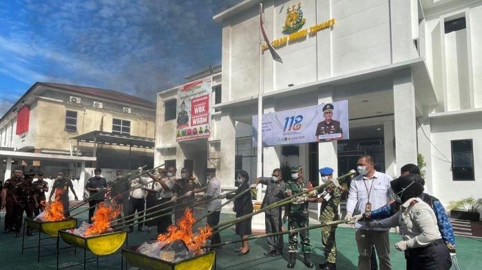 PEMUSNAHAN - Kejaksaan Negeri Ternate, Maluku Utara, melaksanakan pemusnahan barang bukti dari berbagai perkara tindak pidana umum yang telah berkekuatan hukum tetap atau inkrah, Rabu (20/5/2026).