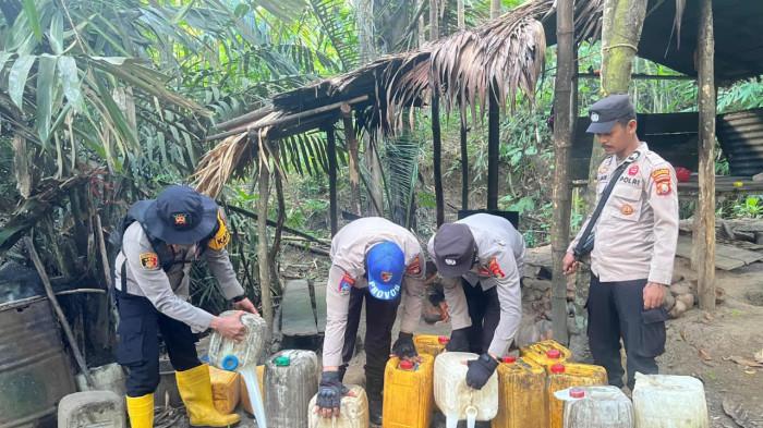 MIRAS - Tampak sejumlah personel Polsek Gane Barat, Halmahera Selatan, Maluku Utara, memusnahkan 100 liter Cap Tikus dan 200 liter saguer, Senin (25/5/2026).