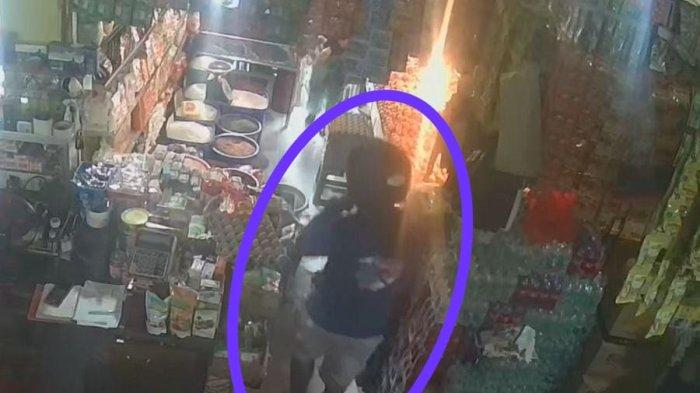 PENCURIAN - Seorang pria yang belum diketahui identitasnya terekam kamera CCTV milik salah satu toko di Kelurahan Mangga Dua Parton, Kecamatan Kota Ternate Selatan, Maluku Utara, Rabu (25/3/2026).