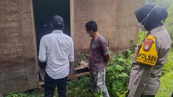 FAKTA - Polsek Ternate Selatan police line salah satu gubuk rumah kebun berlokasi di lingkungan RT 01/ RW 02 Kelurahan Sasa, Kecamatan Ternate Selatan akibat ditemukan sosok mayat pria dalam kondisi tak bernyawa, Senin (22/9/2025). Berikut fakta-fakta penemuan mayat dalam rumah kebun di Kota Ternate, Maluku Utara.