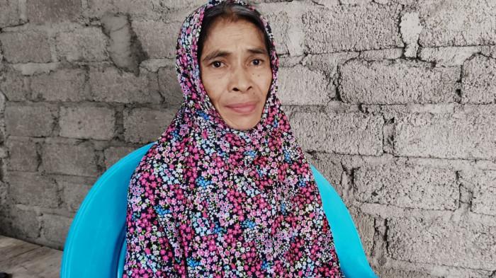 PENERIMA RTLH - Fatma Dara (57), warga Kelurahan Kampung Makassar Barat, Kota Ternate, salah satu warga penerima bantuan program RTLH dari Gubernur Sherly Laos dan Wakil Gubernur Sarbin Sehe, Kamis (20/11/2025).