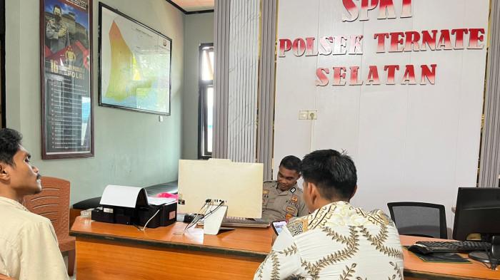 PENGEROYOKAN - Tim Kuasa hukum korban saat melaporkan ke Polsek Ternate Selatan atas dugaan pengeroyokan kliennya, Sabtu (3/1/2026).