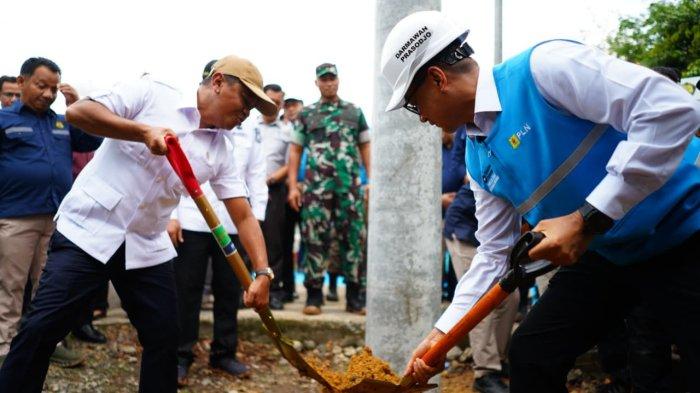 LAYANAN - Menteri Energi dan Sumber Daya Mineral, Bahlil Lahadalia (kiri) bersama Direktur Utama PLN, Darmawan Prasodjo (kanan) secara simbolis melakukan penimbunan tanah di lokasi penanaman tiang listrik pertama di Desa Bandar Jaya, Musi Banyuasin, Sumatera Selatan pada Kamis (16/10). Jaringan listrik ini nantinya akan menyalurkan listrik ke Dusun 4 Sungai Putih, Desa Bandar Jaya yang merupakan salah satu dari 1.285 lokasi Program Listrik Desa Anggaran Belanja Tambahan Tahun 2025.