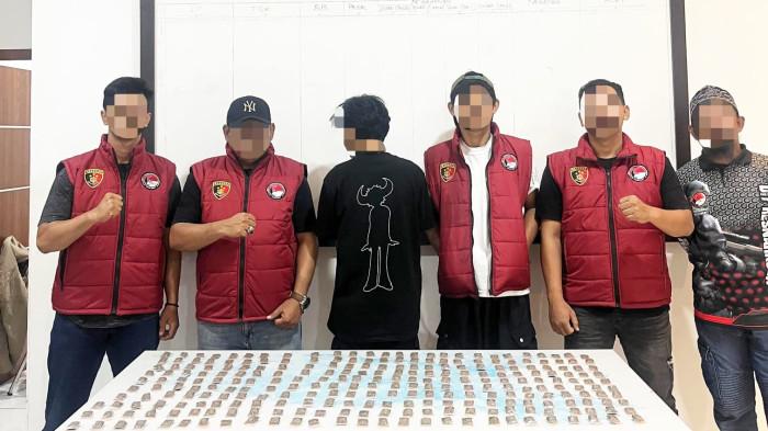 Direktorat Reserse Narkoba (Ditresnarkoba) Polda Maluku Utara kembali ungkap kasus dugaan peredaran narkotika jenis ganja di Kelurahan Santiong, Kecamatan Ternate Tengah, Kota Ternate dari pengungkapan ini seorang pria ditangkap bersamaan sejumlah barang bukti narkoba, Kamis (11/6/2026).