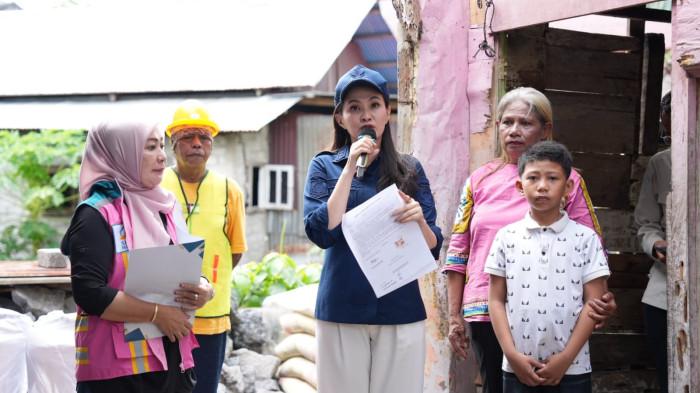 PROGRAM: Gubernur Maluku Utara Sherly Laos saat didampingi Kadis Perkim Maluku Utara Musrifah Alhadar melakukan peresmian perdana proyek RTLH tahun 2026 di Ternate, Senin (23/2/2026)