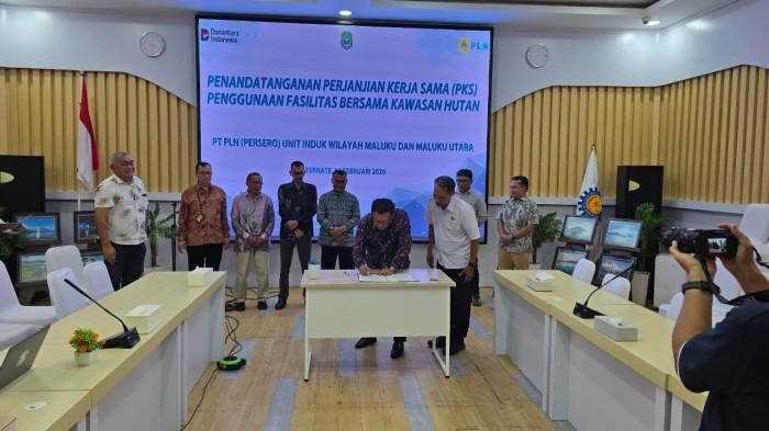 KERJA SAMA - Penandatanganan Perjanjian Kerja Sama (PKS) antara PT PLN (Persero) UIW Maluku dan Maluku Utara bersama perusahaan pemegang PBPH di Aula Gamalama, Ternate, Rabu (4/3/2026). Kerja sama ini mendukung percepatan pembangunan jaringan listrik desa di Maluku Utara, khususnya pada wilayah yang melintasi kawasan hutan produksi.