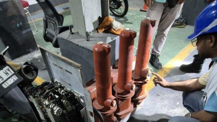 PELAYANAN - PT PLN (Persero) Unit Induk Wilayah Maluku dan Maluku Utara (UIW MMU) terus melakukan perbaikan dan penormalan sistem kelistrikan secara intensif pasca gangguan jaringan akibat cuaca ekstrem di sejumlah wilayah Ambon dan sekitarnya, Senin (9/2/2026).