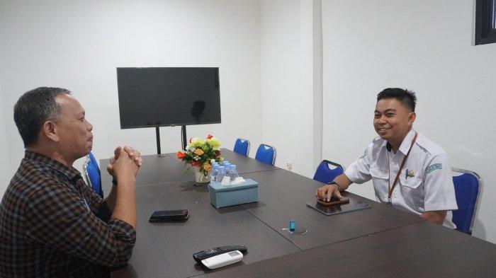 CUACA - Zaky Alin Nuary, Ketua Tim Kerja Analisis Data dan Informasi BMKG Ternate, berkunjung ke kantor Tribun Ternate di Jalan Pemuda, Kelurahan Salero, untuk mengisi program Podcast Tamu Tribun bertajuk “Akhir Tahun di Maluku Utara, Cuaca Lagi Aman atau Perlu Waspada?”, Selasa (16/12/2025).