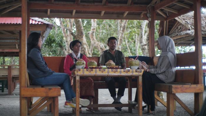 TENUN HALBAR - Podcast 'Menyapa Kampung' BPK Wilayah XXI Maluku Utara di Pantai Lapasi, Halmahera Barat, Sabtu (13/12/2025).