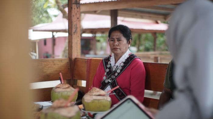 TENUN HALBAR - Kabid Kebudayaan Dinas Pendidikan dan Kebudayan Halmahera Barat Fintje Van Sidette di Podcast 'Menyapa Kampung' BPK Wilayah XXI Maluku Utara di Pantai Lapasi, Desa Lako Akelamo, Kecamatan Sahu, Kabupaten Halmahera Barat, Maluku Utara, Sabtu (13/12/2025).