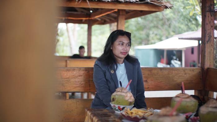 TENUN HALBAR - Pamong Ahli Pertama BPK Wilayah XXI Yuni Dwi Rahayu di Podcast 'Menyapa Kampung' BPK Wilayah XXI Maluku Utara di Pantai Lapasi, Desa Lako Akelamo, Kecamatan Sahu, Kabupaten Halmahera Barat, Maluku Utara, Sabtu (13/12/2025).
