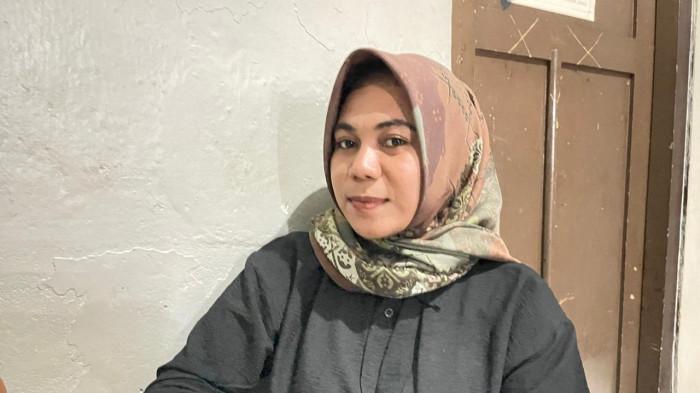 KOSMETIK - Praktisi hukum Perempuan asal Maluku Utara, Wahyuningsih Madilis. Peredaran produk kosmetik di Kota Ternate, Maluku Utara kini semakin marak di tengah masyarakat. Namun, sejumlah produk tersebut diduga mengandung bahan kimia berbahaya. Kota Ternate menjadi salah satu daerah dengan pertumbuhan peredaran kosmetik yang cukup pesat dan banyak dipasarkan kepada masyarakat, Sabtu (14/3/2026).