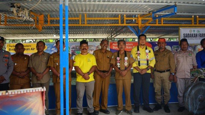 Foto bersama setelah acara peresmian pusat budidaya ikan air tawar di Desa Soahukum, Kecamatan Kao Barat, Halmahera Utara