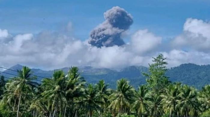 ERUPSI - Gunung Dukono erupsi pada 6 April 2026 pukul 09.26 WIT dengan kolom abu setinggi 1.000 meter. Abu vulkanik berwarna kelabu tebal mengarah ke barat, erupsi masih berlangsung saat laporan dibuat.