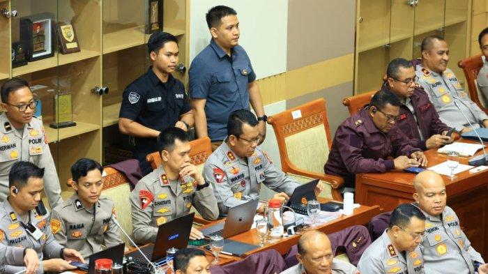 RAPAT KERJA - Kapolda Maluku Utara, Irjen Pol. Drs. Waris Agono, menghadiri Rapat Kerja bersama Komisi III DPR RI di Ruang Rapat Komisi III DPR RI, Gedung Nusantara II Paripurna, Jakarta, Senin (26/1/2026).
