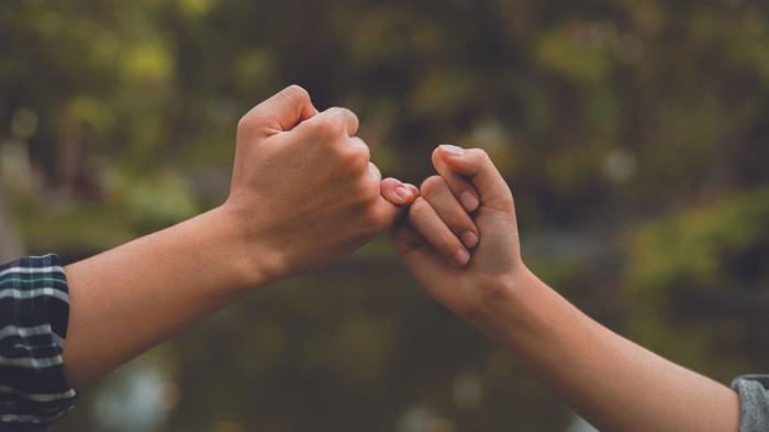 RAMALAN ZODIAK - Foto ilustrasi untuk ramalan zodiak cinta. Foto diunduh dari canva.com, Rabu (17/12/2025).