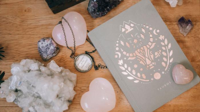 RAMALAN ZODIAK - Foto ilustrasi untuk ramalan zodiak. Foto diunduh dari canva.com, Sabtu (27/12/2025).