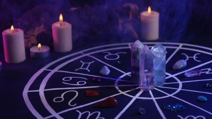 RAMALAN ZODIAK - Foto ilustrasi untuk ramalan zodiak. Diunduh dari canva.com, Selasa (16/12/2025).