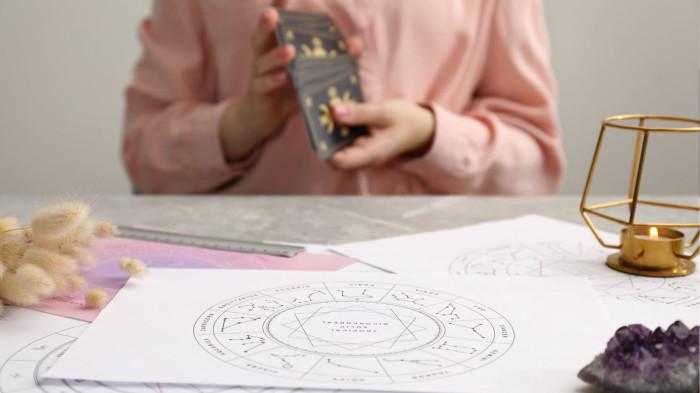 RAMALAN ZODIAK - Foto ilustrasi. Foto diunduh dari canva.com, Selasa (7/4/2026).