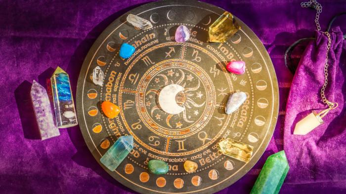 RAMALAN ZODIAK - Foto ilustrasi horoskop. Diunduh dari canva.com, Selasa (27/1/2026).
